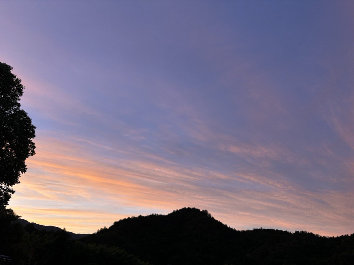 KYOTO_THESTONE's tweet photo. 昼とは、まるで違う景色。

夕焼けに染まる空と、
静かにたたずむ御石。

風の音だけが聞こえる時間。

この景色は、
写真では伝えきれない美しさがあります。

京都で一日を終えるなら、
こんな夕暮れもいい。

#御石 #TheStone #嵯峨野 #京都旅 #夕焼け #京都絶景  #静かな時間 https://t.co/oy5qO7gPeV
