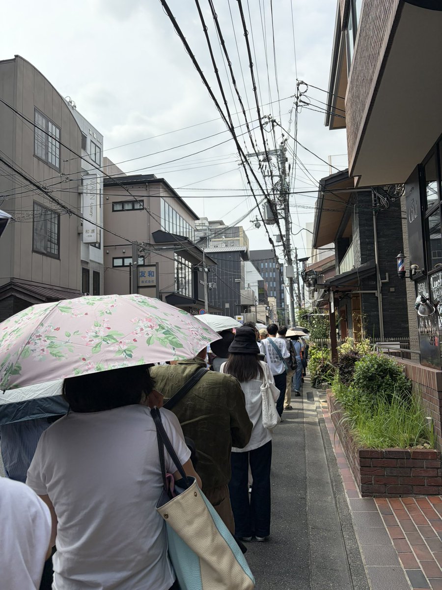 104fhp11's tweet photo. 朝から街に出て、長刀鉾ちまきを買い求め。
列が蛸薬師のあたりまで伸びていて、まあ暑かったけど何とか買えたのでヨシ！
#祇園祭 
#長刀鉾 https://t.co/FAAurUYMeY