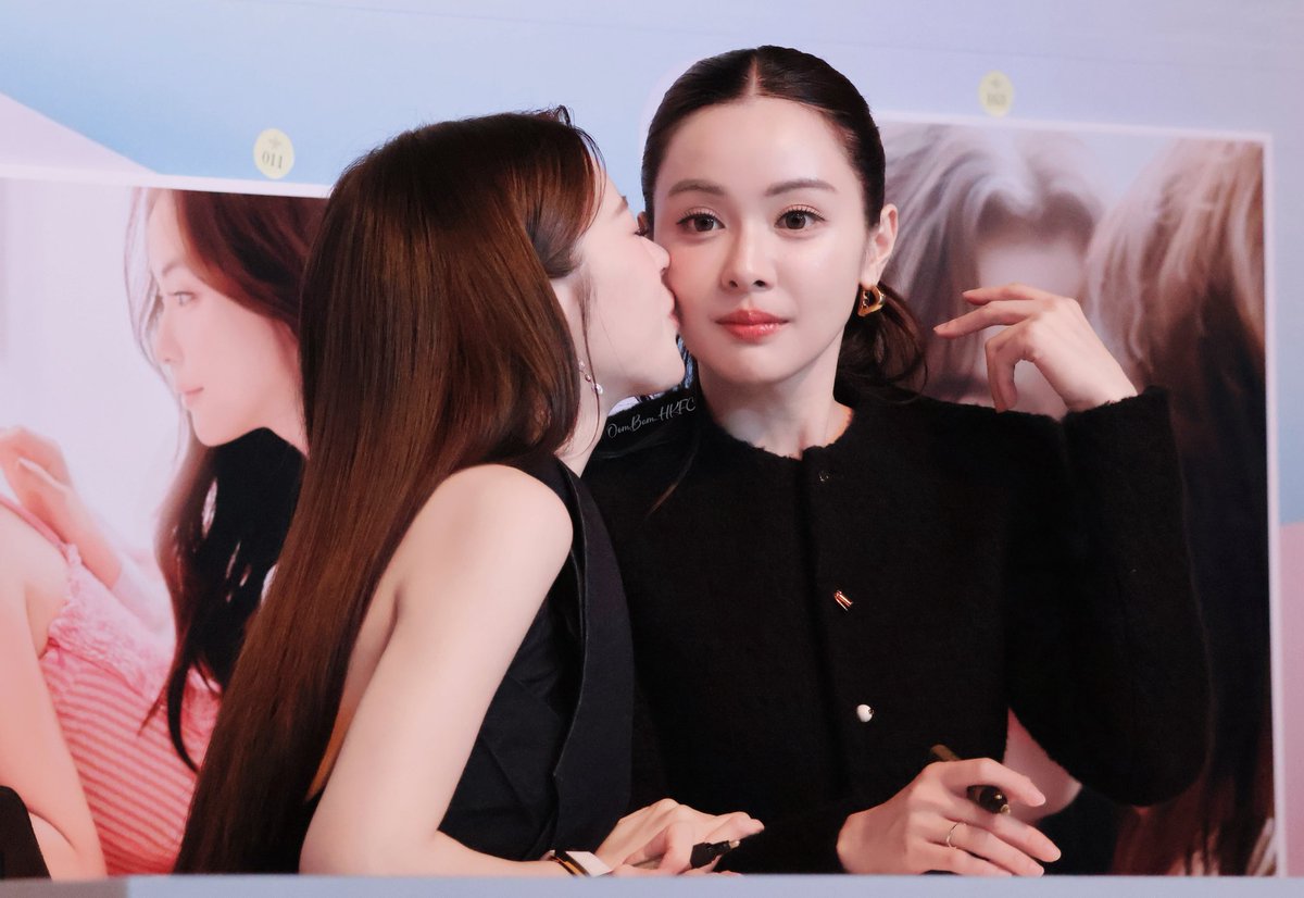 OomBamHKFC's tweet photo. Kiss kiss💋
 
BLOOMING DAY WITH OOMBAM
#OomBam1stFansign
#อุ้มแบม #OomBam https://t.co/9LdxDdHlAf