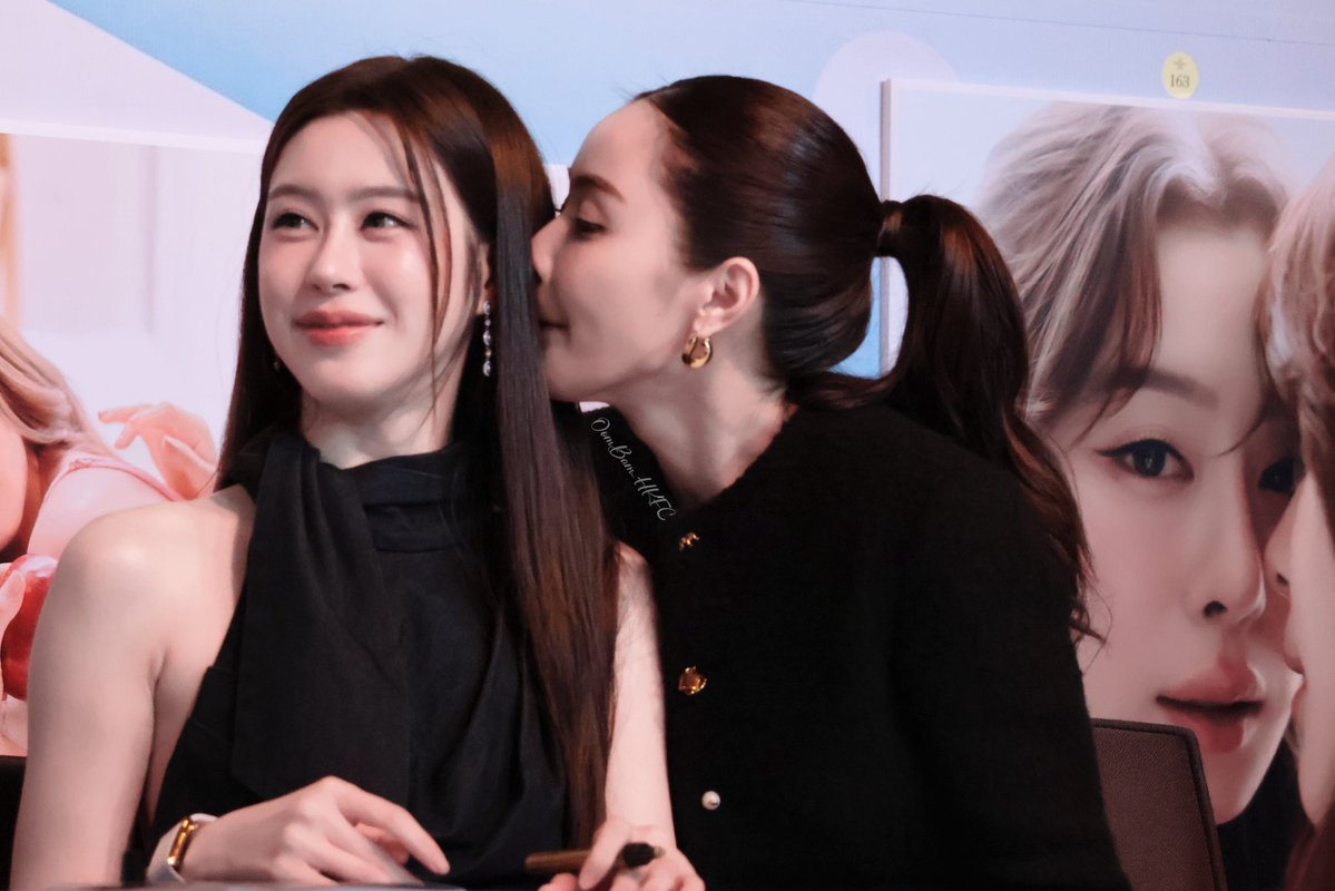 OomBamHKFC's tweet photo. Kiss kiss💋
 
BLOOMING DAY WITH OOMBAM
#OomBam1stFansign
#อุ้มแบม #OomBam https://t.co/9LdxDdHlAf
