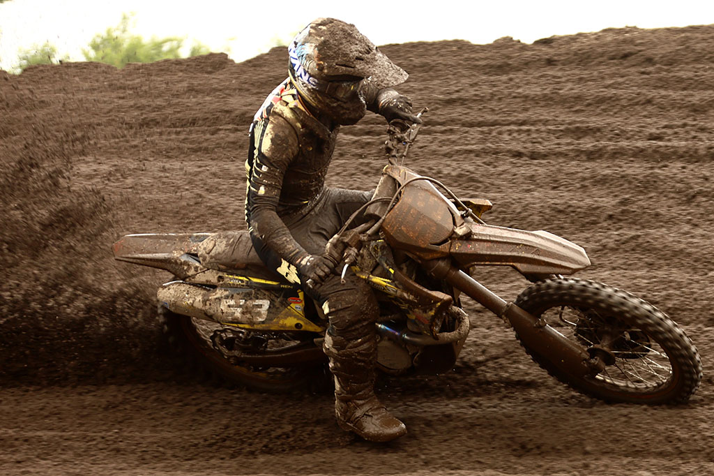 suzukicojpmotor's tweet photo. 【全日本モトクロス選手権 第6戦 北海道千歳大会】
ヒート2で5位、大会総合6位と復調をアピールした福村は、シーズン後半戦に向け更なる躍進を誓う
https://t.co/SasfJ94RtS
#スズキ #全日本モトクロス選手権 #JMX https://t.co/JrflWYoHcl