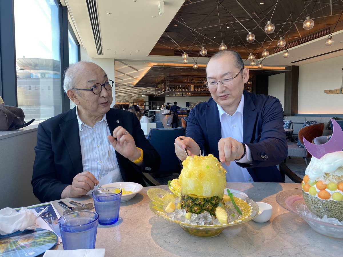 pain_ame's tweet photo. 先日、会長と社長とダブルツリーbyヒルトン大阪城さんのパインアメのかき氷いただいてきました🍍

とても美味しくて気に入った様子のお二人（親子） https://t.co/OuV3TrPMcY