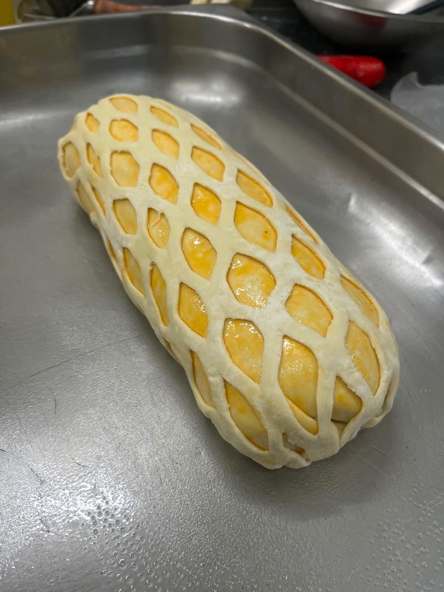 guicamorim's tweet photo. UMA DAS RECEITAS MAIS MÁGICAS DA GASTRONOMIA, Beef Wellington… MUITO FODA, NUNCA TINHA PROVADO E TIVE A OPORTUNIDADE DE APRENDER COM MEU PARCEIRO QUE MANJA MUITO NESSA RECEITA, SURREAL, NÃO EXIGE UMA TÉCNICA EXORBITANTE APENAS O SIMPLES E MUITO BEM FEITO, CARREGANDO TODO SABOR. https://t.co/ECsmleWyTf
