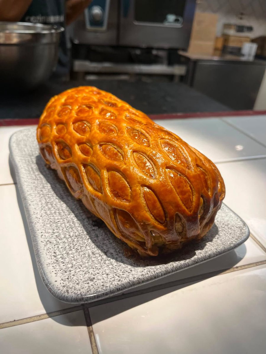 guicamorim's tweet photo. UMA DAS RECEITAS MAIS MÁGICAS DA GASTRONOMIA, Beef Wellington… MUITO FODA, NUNCA TINHA PROVADO E TIVE A OPORTUNIDADE DE APRENDER COM MEU PARCEIRO QUE MANJA MUITO NESSA RECEITA, SURREAL, NÃO EXIGE UMA TÉCNICA EXORBITANTE APENAS O SIMPLES E MUITO BEM FEITO, CARREGANDO TODO SABOR. https://t.co/ECsmleWyTf