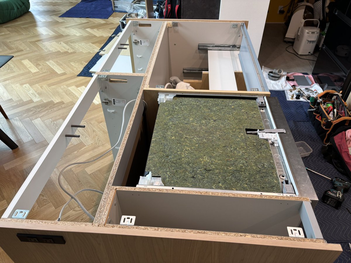 _homebuilding's tweet photo. キッチンワークトップの3回目の交換🥹
1枚目は水栓の穴が一つ多かった。
2枚目は目立つ傷があった。
3枚目は搬入時に割れていたことが判明。
4枚目は今度こそ大丈夫…かな。🥹 https://t.co/oYEI0j9FEr