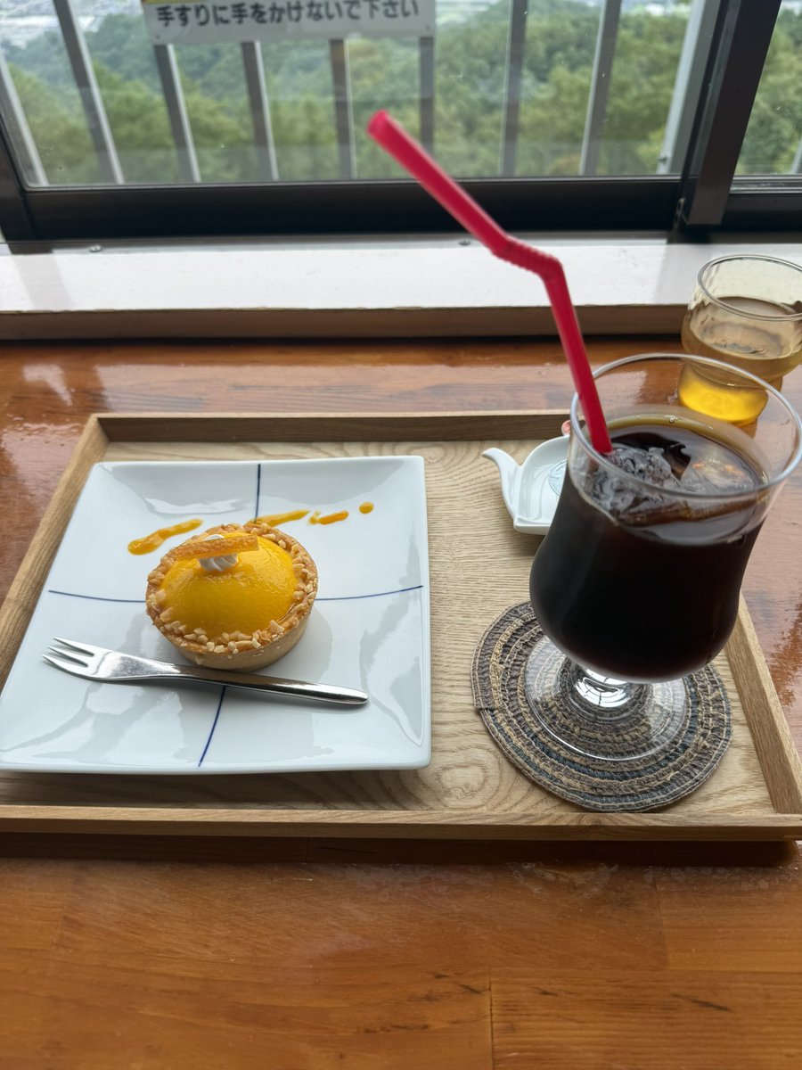 bloodofkiller's tweet photo. 風の詩に無事到着し、杖突峠ステッカーGET( *˙ω˙*)و ｸﾞｯ!
シチリアレモンタルトとか美味そうな物があーるじゃないですか🤤
頂きます✨️
#JAPAN峠プロジェクト #長野エリア #杖突峠 #風の詩 https://t.co/7LNX4ffSKU