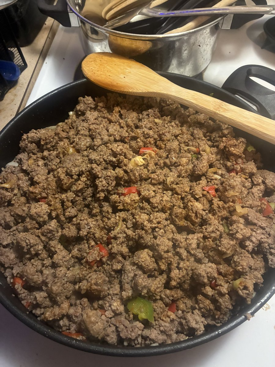JBcatamount's tweet photo. Meal prepping in a tiny dungeon apartment with no counter space. You find ways to make it happen. Beef, chicken breasts, white rice. And olive oil. Clean fuel for gains. Even on the cut, gotta fuel the growth.

Hit me up if you want to help me grow💪 https://t.co/yee6btkGgr