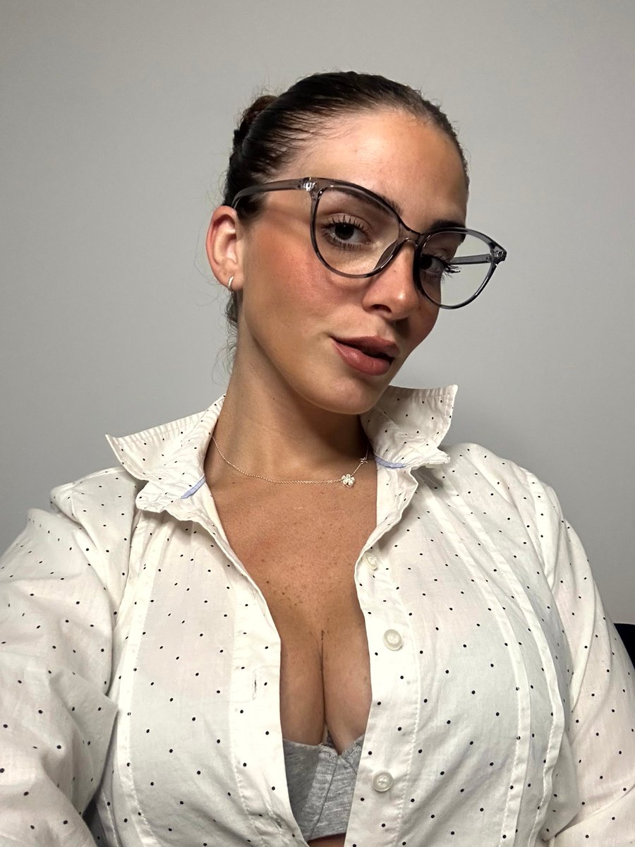 Carlaa_Sun's tweet photo. @littleredwinx I show what I'm hiding under my shirt to anyone who's curious and DMs me https://t.co/xRKowrj8g0