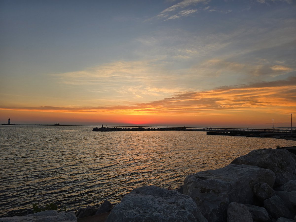 ludington_love's tweet photo. Ludington Sunset #PureMichigan #Ludington https://t.co/z57MjtkNKz