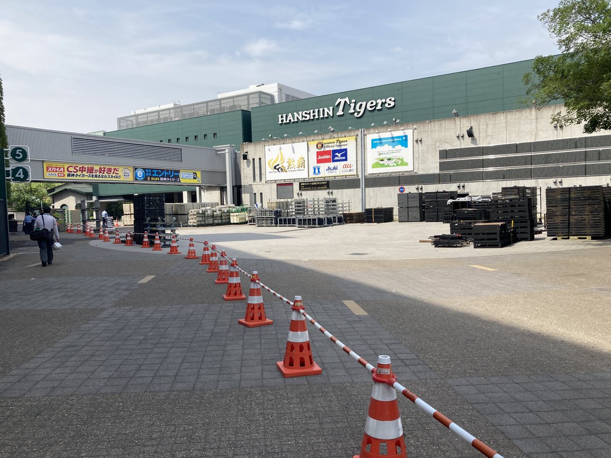 yakyukissa's tweet photo. 甲子園球場正面も「あいみょん」が占拠。
甲子園は「あいみょん」一色に染まっています

ライブ前日はトラックの往来が多く、歩行制限もあります。
ゆっくり甲子園球場を1周したい人は、夕方あたりがおすすめですよ。

https://t.co/Ac1j9aUYJB https://t.co/W0dGVwc97m