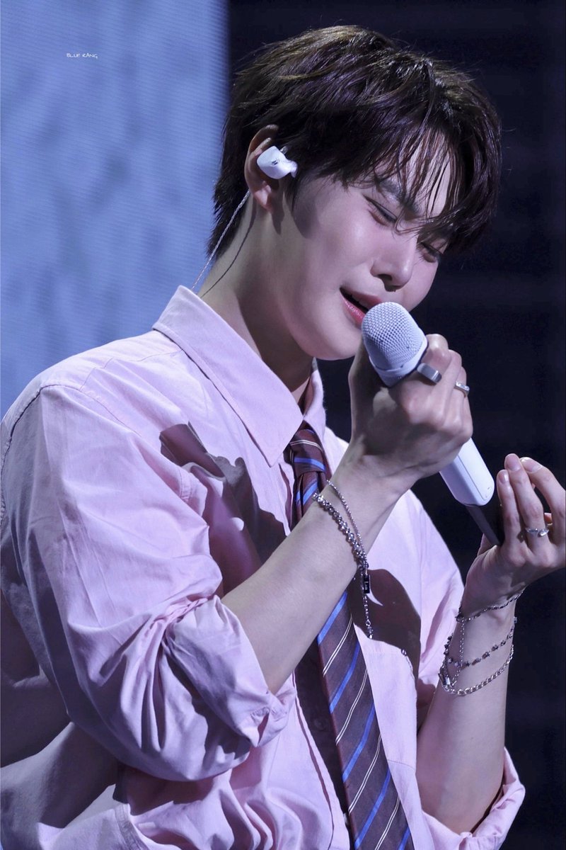 Together_0415's tweet photo. 250713 도어스 요코하마

마이크에 붙어 있던 스와로브스키가 떨어져서 후엥 뿌엥하는 도영이ㅋㅋㅋ https://t.co/PpP5KGYuqj