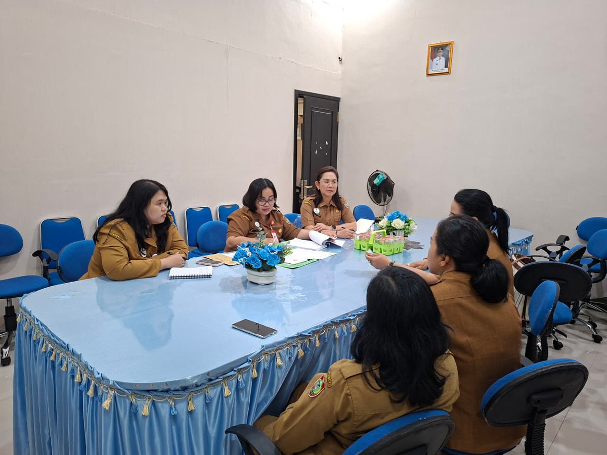 Biroorg_Kalteng's tweet photo. Tim Kelembagaan Biro Organisasi Setda Prov. Kalteng menerima konsultasi DLH Prov. Kalteng terkait rencana pembentukan UPT Pengelolaan Karbon (06/07). 
 #PemprovKalteng #DLHKalteng #UPTPengelolaanKarbon #LingkunganHidup https://t.co/P1qb9Bmduy