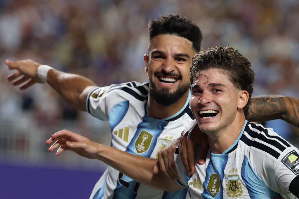 RussoNicolasOk's tweet photo. Qué orgullo verte defender la camiseta de la Selección y ser protagonista en un partido tan importante.

Los que te vimos crecer en Lanús sabemos que, además de tu enorme talento, siempre fuiste una gran persona. Por eso, no nos sorprenden las cosas buenas que hoy te está tocando vivir.

Sos un ejemplo para todo el club y para nuestros juveniles. Gracias por llevar el #OrgulloGranate a lo más alto.

¡Felicitaciones, Flaco! 🇱🇻🇦🇷