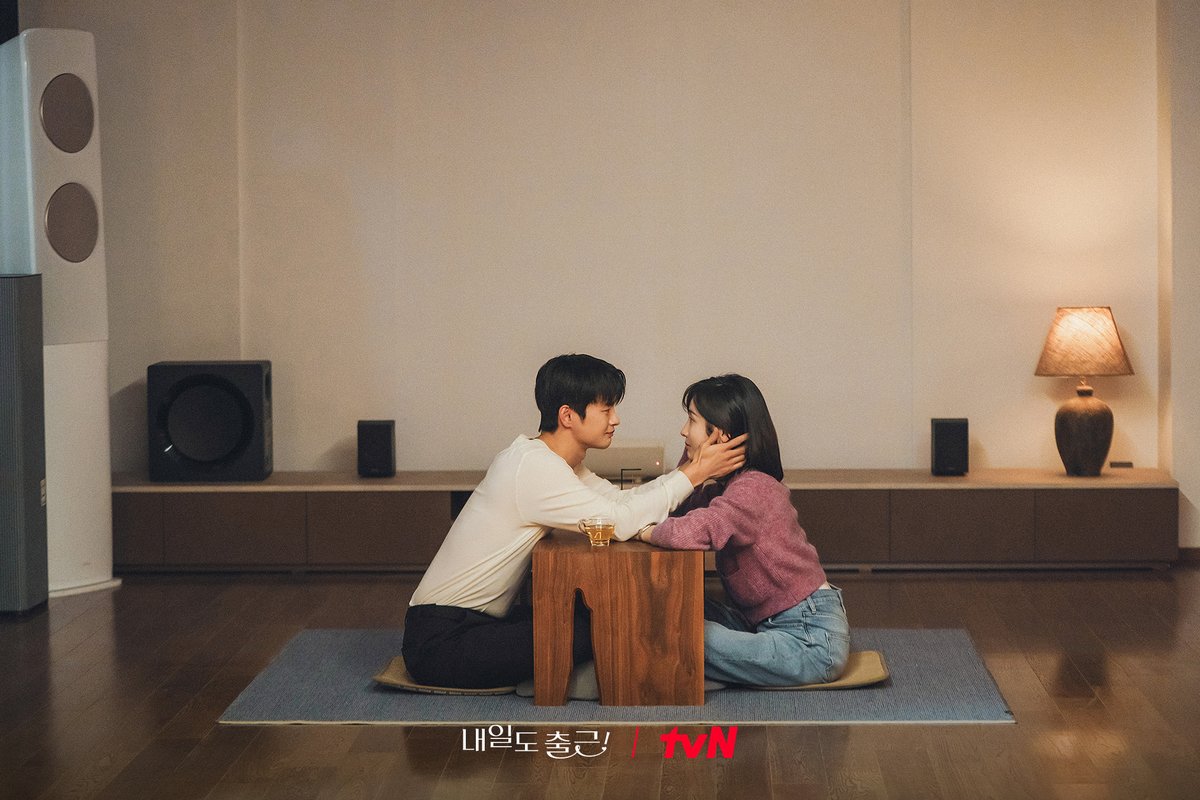 CJnDrama's tweet photo. 사내연애 장점 = 출퇴근 후에도 계속 볼 수 있다!
퇴근 후 둘만의 집 데이트를 즐기는 시우🩵지윤

[월화] 저녁 8:50ㅣtvN

#즐거움엔20tvN #내일도출근! #SeeYouatWorkTomorrow!
#tvN #Wavve #웨이브 https://t.co/qYwcfFzQoV