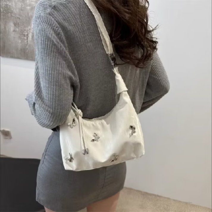 xuxixd4's tweet photo. buat yang suka tas model simple 🖤

detail kupu-kupunya bikin tas ini keliatan makin cantik tanpa berlebihan ✨

🔗 https://t.co/pE9ItIPcrc https://t.co/6CkenFMmFj