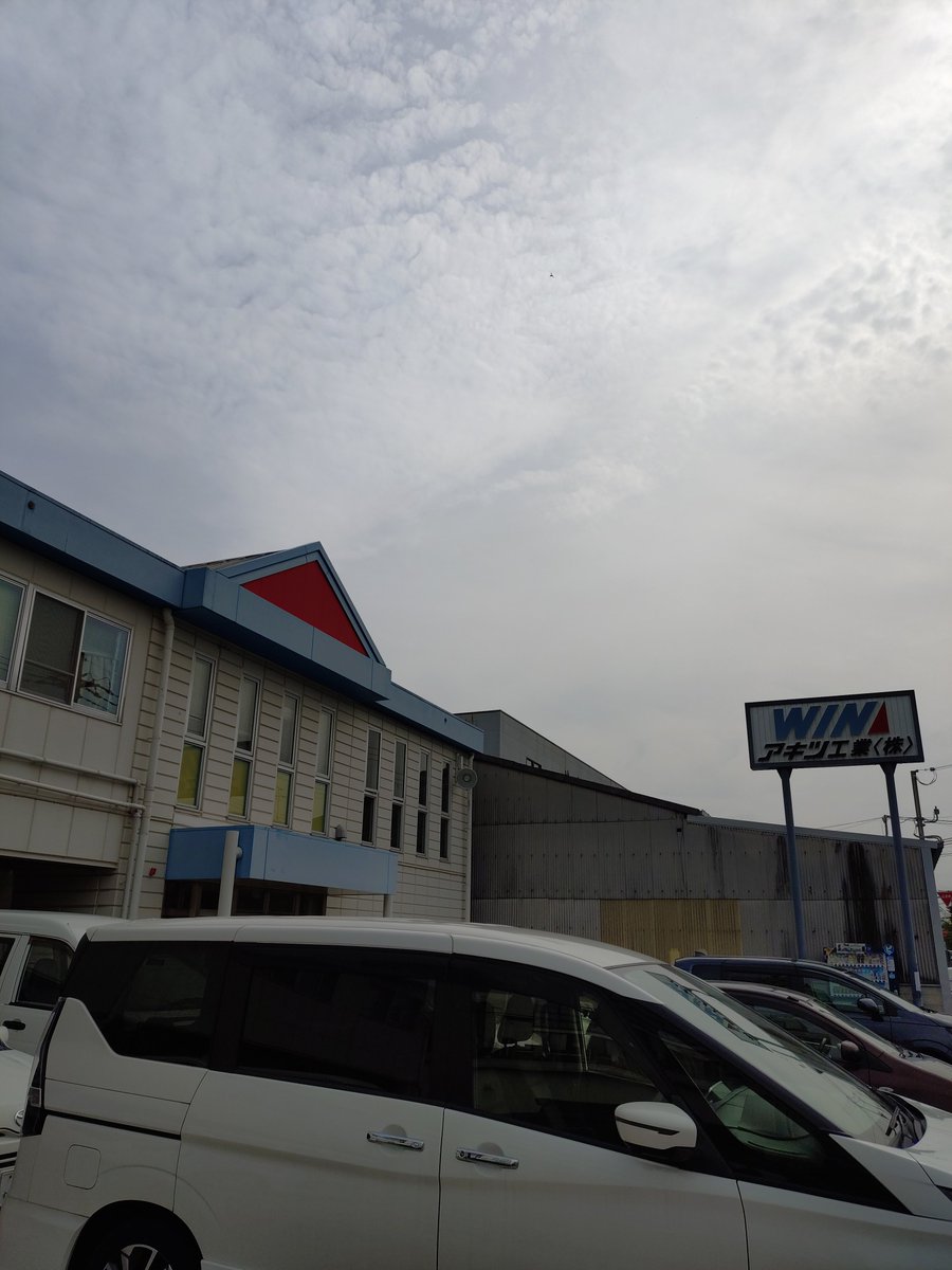 winakitsu's tweet photo. おはようございます😃

＃堺市美原区 #大阪木材工場団地 は薄曇り☁️
気温はどんどん上がっていくようです🌡️
先週 8日(水) #梅雨明け しました🌻
本格的な夏に突入🍨🍧🍦

#WINアキツ #イマソラ #企業公式が毎朝地元の天気を言い合う https://t.co/ShUWQTTsiC