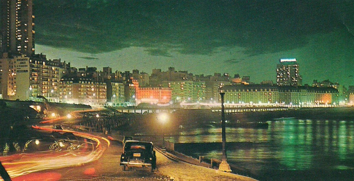 FotosFamiliaMdP's tweet photo. Anochecer en Mar del Plata. Década del 60 https://t.co/NGR4RSzyuN