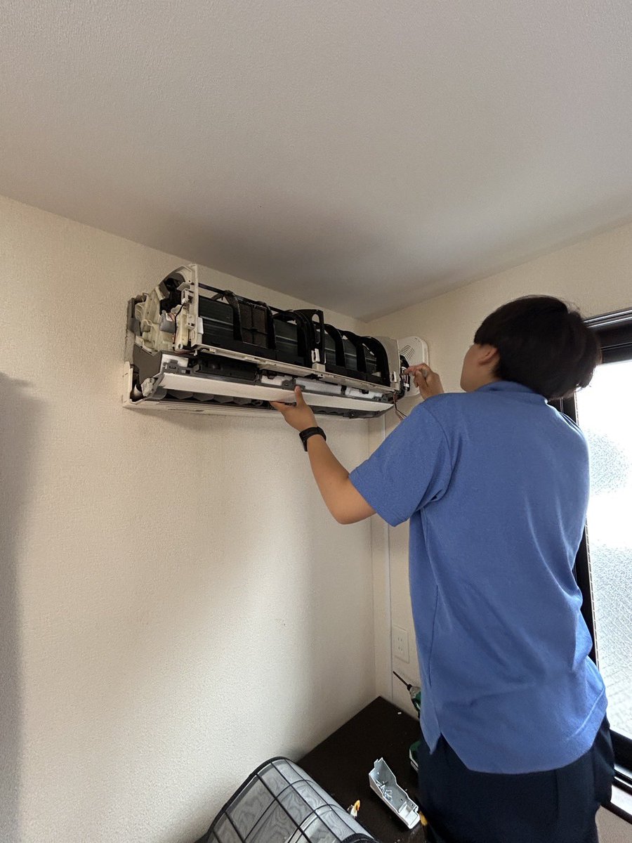 Rliontokyo's tweet photo. ⚠️閲覧注意⚠️
エアコンの内部、実はこんな状態かも…😱

カビやホコリが蓄積すると、クリーニングで真っ黒な汚れが流れ出ることも。

エアコンクリーニングは
✅ 冷暖房効率UP
✅ 電気代の節約
✅ 故障リスクの軽減
にもつながります💡

エアコン内部を要チェック👀
#アールおそうじセンター https://t.co/HqIBOQay4h