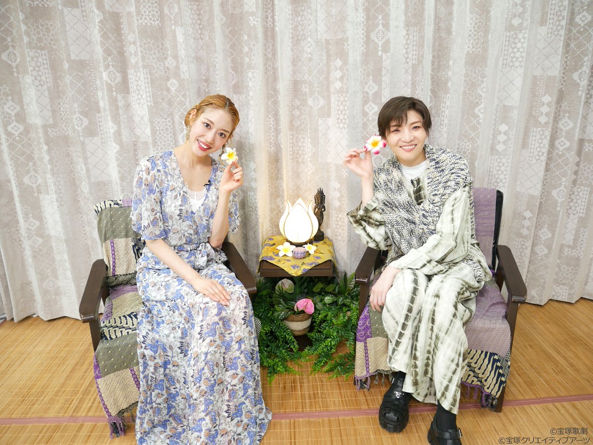 skystage_info's tweet photo. 【「ほっとなふたり、とっておきのひととき。」～月組のふたり～】
鳳月杏と天紫珠李の“今”と”関係性”が楽しめる開局特別番組♪
YES-NOクイズや馬トーク🐴、オフトークに”利きじゃがりこ”など、いつもの”おだやかさ”に満ちたスペシャルな45分💙
明日25日(土)21:15～の放送がラスト、必見です!! https://t.co/hPy5n2Xz4U