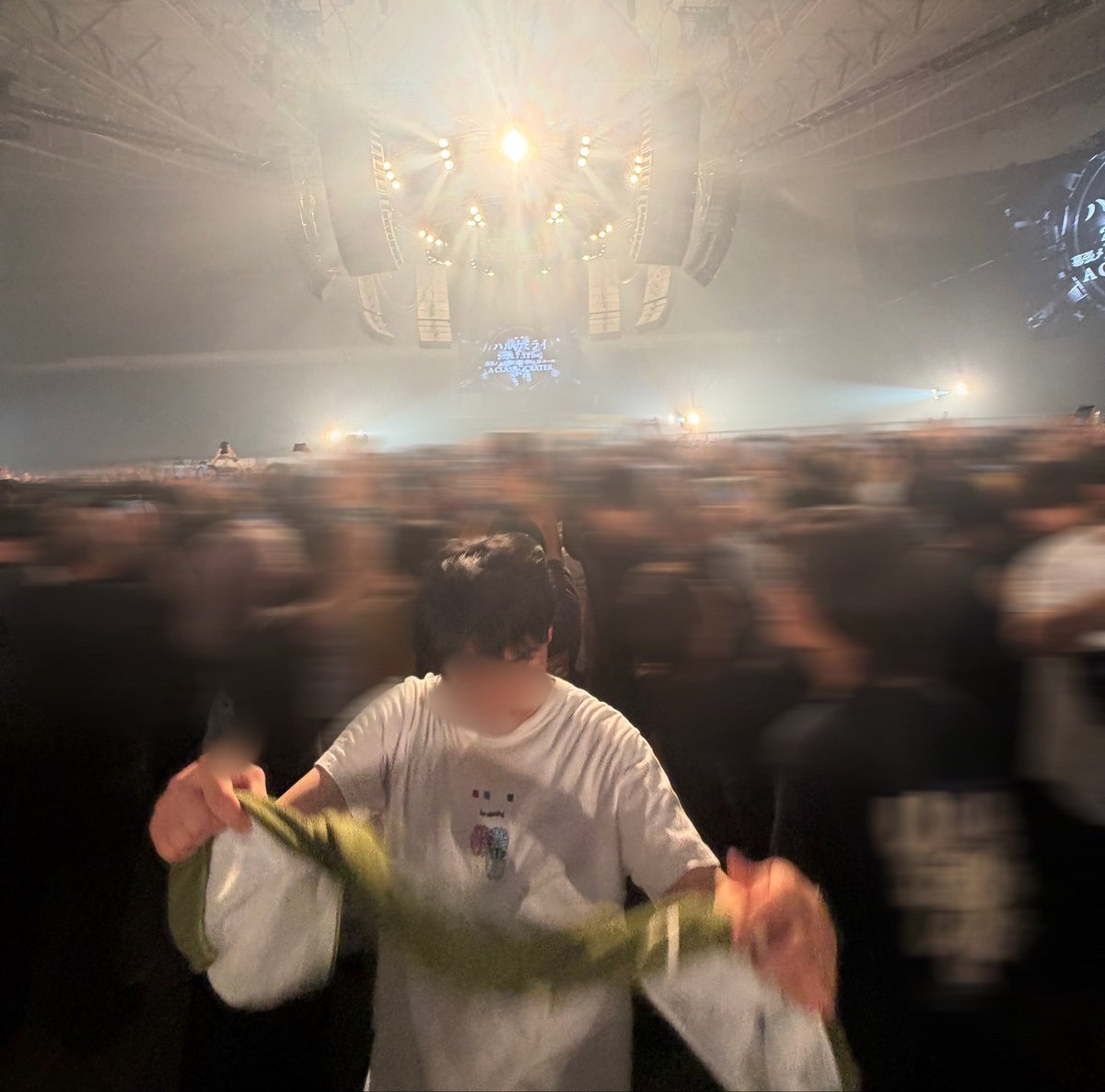 323_SYBM's tweet photo. この日の服とタオルのセットを夫が着用して今回の幕張一緒に来てくれたことエモーショナル この写真見返すまで気づかんかった 意図せずこの日の私セットを持ってきていました 𝓵𝓸𝓿𝓮 https://t.co/tTXwidYxE5