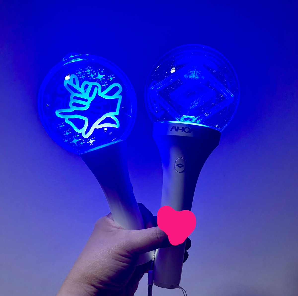 kimmy_021c's tweet photo. Paninindigan ko na 2 light sticks sa fancon char 😂 https://t.co/P7czW7wIBZ