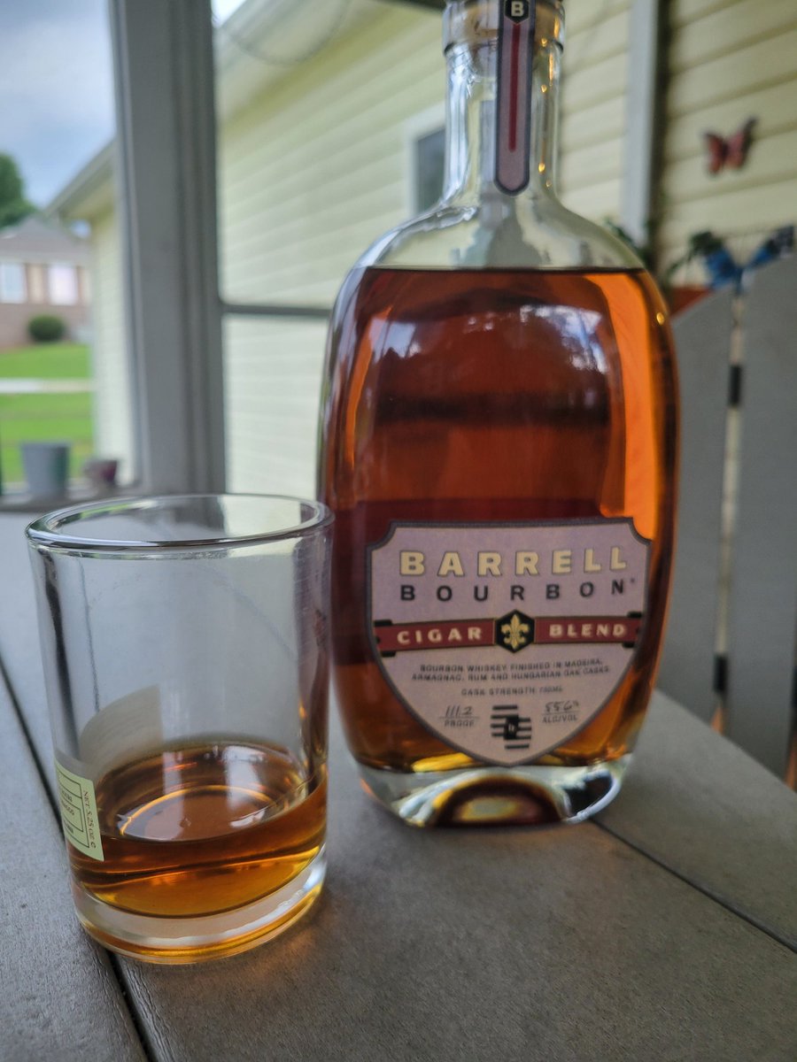 TuckerSutton5's tweet photo. I'm putting a bow on this weekend and wrapping it up with @OlivaCigar and @BarrellBourbon Cigar Blend. Absolutely fantastic! Thunder amd rain before lightning chased me inside for the night. Hope everyone had a fantastic weekend! https://t.co/MHPgxocGSA