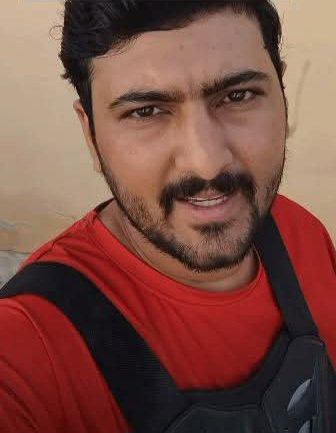 Saminakhan4000's tweet photo. بیرون ملک کام کرنے والو! خدارا بچوں سے دور رہو۔

سعودی عرب میں مقیم ایک پاکستانی نے اپنے دوست کے ساتھ پیش آنے والا ایک سبق آموز واقعہ بیان کیا۔

ان کے مطابق چند ہفتے قبل سعودی عرب میں بطور رائیڈر کام کرنے والا ایک پاکستانی پیزا ڈیلیور کرنے ایک عرب خاندان کے گھر گیا۔ دروازہ تقریباً 6،7 سالہ ایک ننھی بچی نے کھولا۔ رائیڈر نے پاکستانی معاشرے کی عام روایت کے مطابق بچی کو "سو کیوٹ" کہتے ہوئے اس کے گال پر ہلکا سا پیار کر دیا۔

لیکن گھر کے اندر موجود والدین سی سی ٹی وی پر یہ منظر دیکھ رہے تھے۔ وہ فوراً باہر آئے، پولیس کو بلایا اور الزام لگایا کہ اس شخص نے ان کی بچی کو بغیر اجازت چھوا ہے، جو وہاں کے قوانین کے مطابق نامناسب عمل سمجھا جاتا ہے۔

رائیڈر کو گرفتار کر کے عدالت میں پیش کیا گیا، جہاں مبینہ طور پر اسے 4 سال قید اور 15 ہزار ریال جرمانے کی سزا سنائی گئی۔

**اس واقعے سے ایک اہم سبق ملتا ہے کہ بیرونِ ملک رہتے ہوئے اپنے ملک کی روایات کے بجائے وہاں کے قوانین اور معاشرتی اقدار کو مقدم رکھیں۔**

اپنے کام سے کام رکھیں، کسی بچے یا اجنبی کو بلا اجازت ہاتھ نہ لگائیں، اور جذبات پر قابو رکھیں۔ ایک معمولی سی غلطی بھی پردیس میں بڑی قانونی مشکل کا سبب بن سکتی ہے۔
