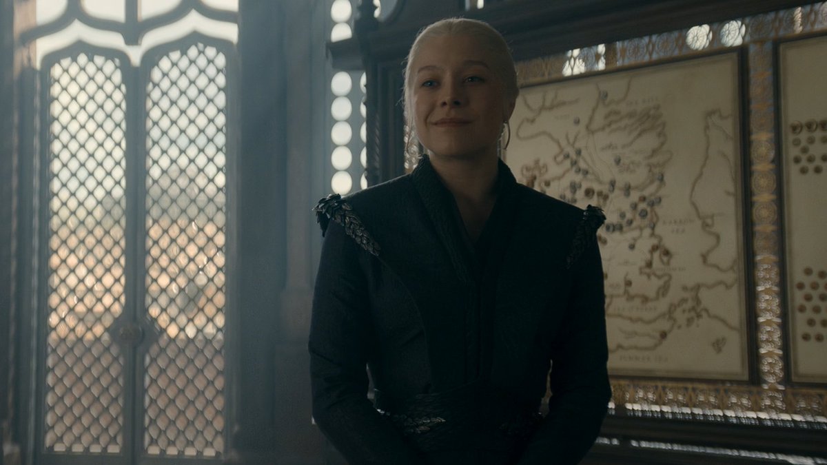 rhaelina's tweet photo. the fake smile is frying me 😭 i'm obsessed with emma's acting choices #houseofthedragon https://t.co/ZyDtgoCGRW