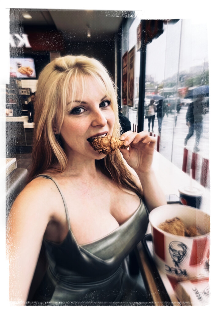 Azlanbei's tweet photo. #Senos vino el #domingodeexhibición en una #citaperfecta 🥧🍝🍪🎈🎈🎈 con el #amordehermanos 🥰😍😘🤩😃🫠😉😚🤗😬....
Con un pollo de #kfc y una #Pepsi en una tarde de lluvia ☔️ 🌦 ... mas que suficiente para ser felices 😚😚😚

Provecho! https://t.co/HaUhzYKPuw