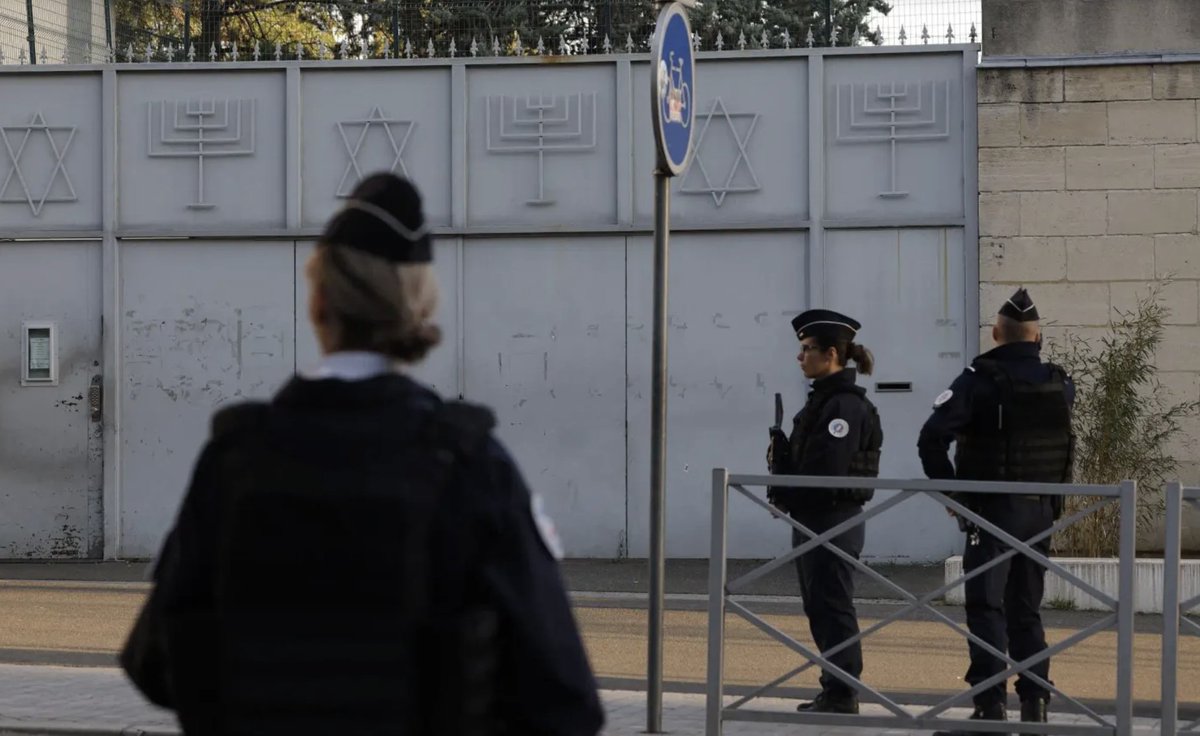 Shtuni's tweet photo. 300 people evacuated in the #Paris suburb of #Sarcelles after police discovered weapons in a stolen car parked near a #synagogue.
- The alert came from #DGSI intelligence, which warned of a possible attack targeting a synagogue in the area — home to a large #Jewish community.
- Weapons recovered: a Kalashnikov-variant assault rifle with multiple magazines and a loaded Beretta pistol with a magazine. No explosives were found.
- The vehicle was a stolen Toyota, unoccupied, with partially removed license plates.
- France’s National Anti-Terrorism Prosecutor’s Office (PNAT) has opened an investigation into a suspected terrorist plot (criminal association with a view to committing terrorist offenses and illegal possession of war-grade weapons).
- Motive and suspects remain unknown at this stage.
- The incident occurs amid heightened concerns over antisemitism and terrorism in #France.