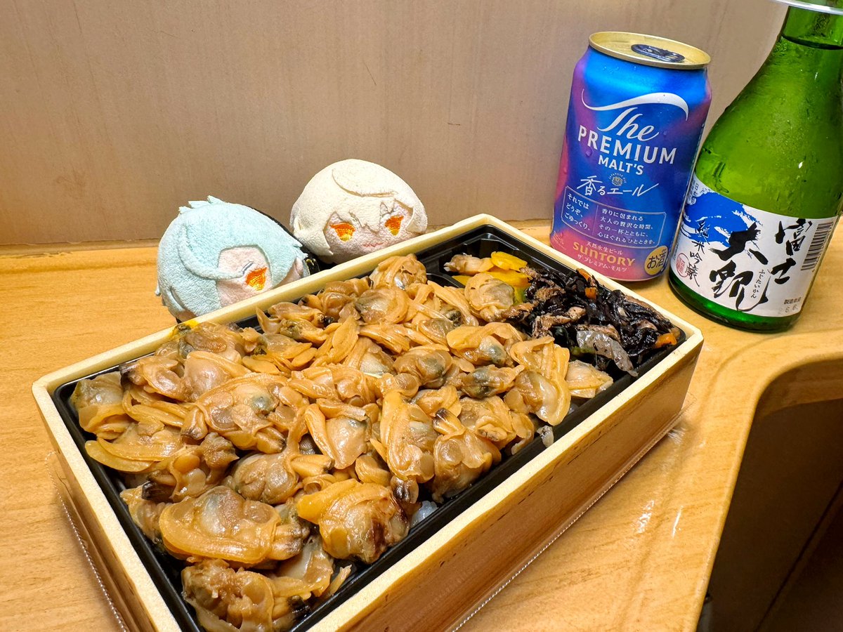 odekake_genji's tweet photo. ディナーはグランスタで購入したつきじ喜代村の深川めしでした。大粒で身の厚いふっくらあさりがぎっしりです。購入後、バッグの中でいつの間にか傾いていたのにまったく片寄りもしないぎっしりっぷり。日本酒のアテに最高でした。窓辺に置いて流れる夜景を眺めながら食べるのもよき。 https://t.co/JSiXuDZBAa