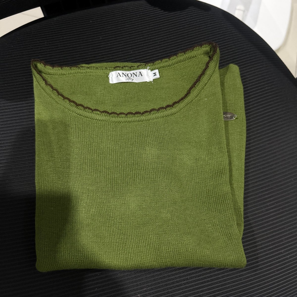 wpr0mium's tweet photo. ส่งต่อ เสื้อผ้าไหมพรม ผ้าดีมาก สีเขียวโอลีฟที่ถูกต้อง ขับผิวสุดๆ แค่ลอง ยังไม่ได้ซัก🍀
ไซต์ M อกหน้าผ้า38 ( 37-46 ) ยาว20
‼️ กดมา 219.- ส่งต่อ 170.- ส่งฟรี
#ส่งต่อเสื้อผ้า #ส่งต่อเสื้อผ้ามือสอง #เสื้อผ้ามือ2  #ส่งต่อ #เสื้อผ้ามือสอง #feelfreebkk #cintage #ส่งต่อstylist https://t.co/nMVyLx8rph