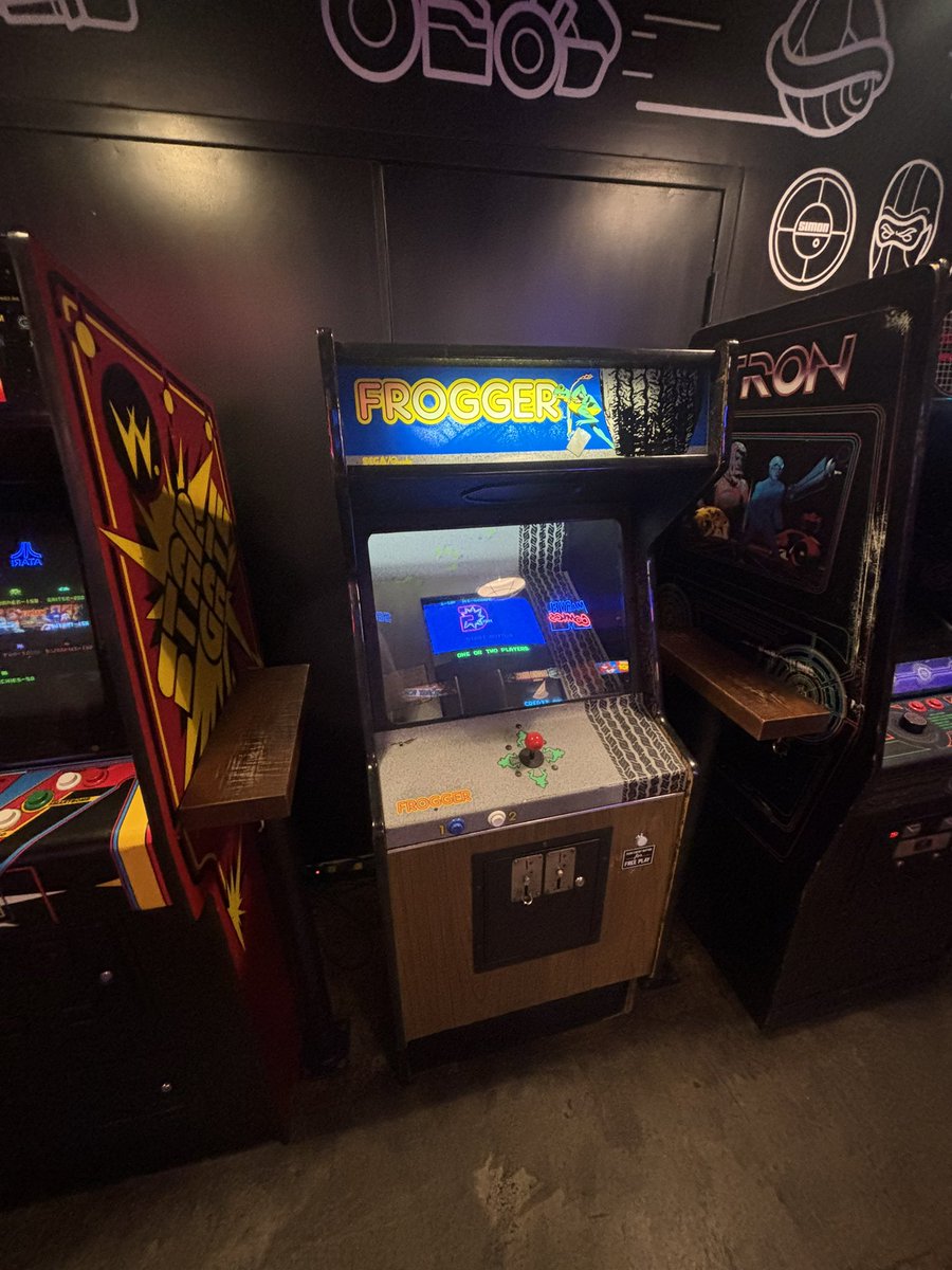 WestonDimon's tweet photo. Had to whoop the wife’s butt live on #NBC
Then I had to show Georgie boy up on frogger. #Seinfeld #Kramer #UncancelHim https://t.co/sGQ7J0FuCP