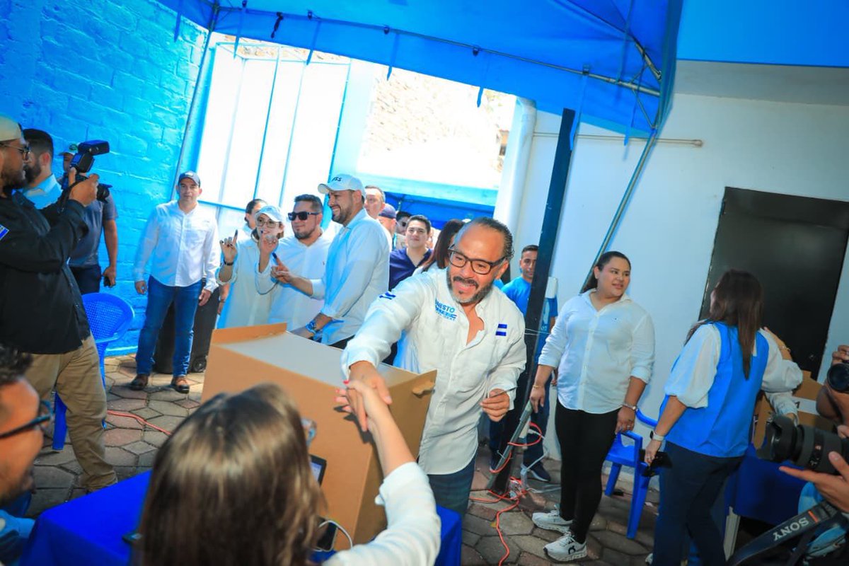Eleniilsson's tweet photo. El Presidente de la @AsambleaSV, @ECastroES, emitió su voto en la sede departamental de Nuevas Ideas. 

Afiliados acompañaron la jornada en un ambiente de entusiasmo, participación y respaldo al proyecto político. https://t.co/UP5ImciKKm