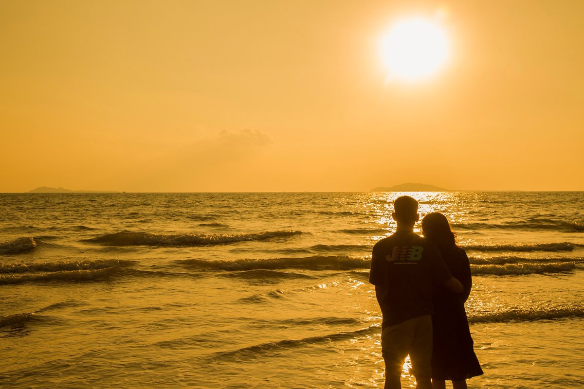Swew2295's tweet photo. Missing my favorite person across time zones but knowing we’re both in the same sunset is the best small comfort. https://t.co/gT3DQiks6H