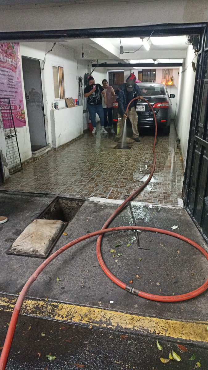 GobCDMX's tweet photo. En atención a las afectaciones ocasionadas por las lluvias de esta noche, se activó el Operativo #Tlaloque2026 en diversos puntos de la ciudad.

Personal operativo y equipos de atención trabajan de manera coordinada para apoyar a la población y atender las incidencias registradas.
