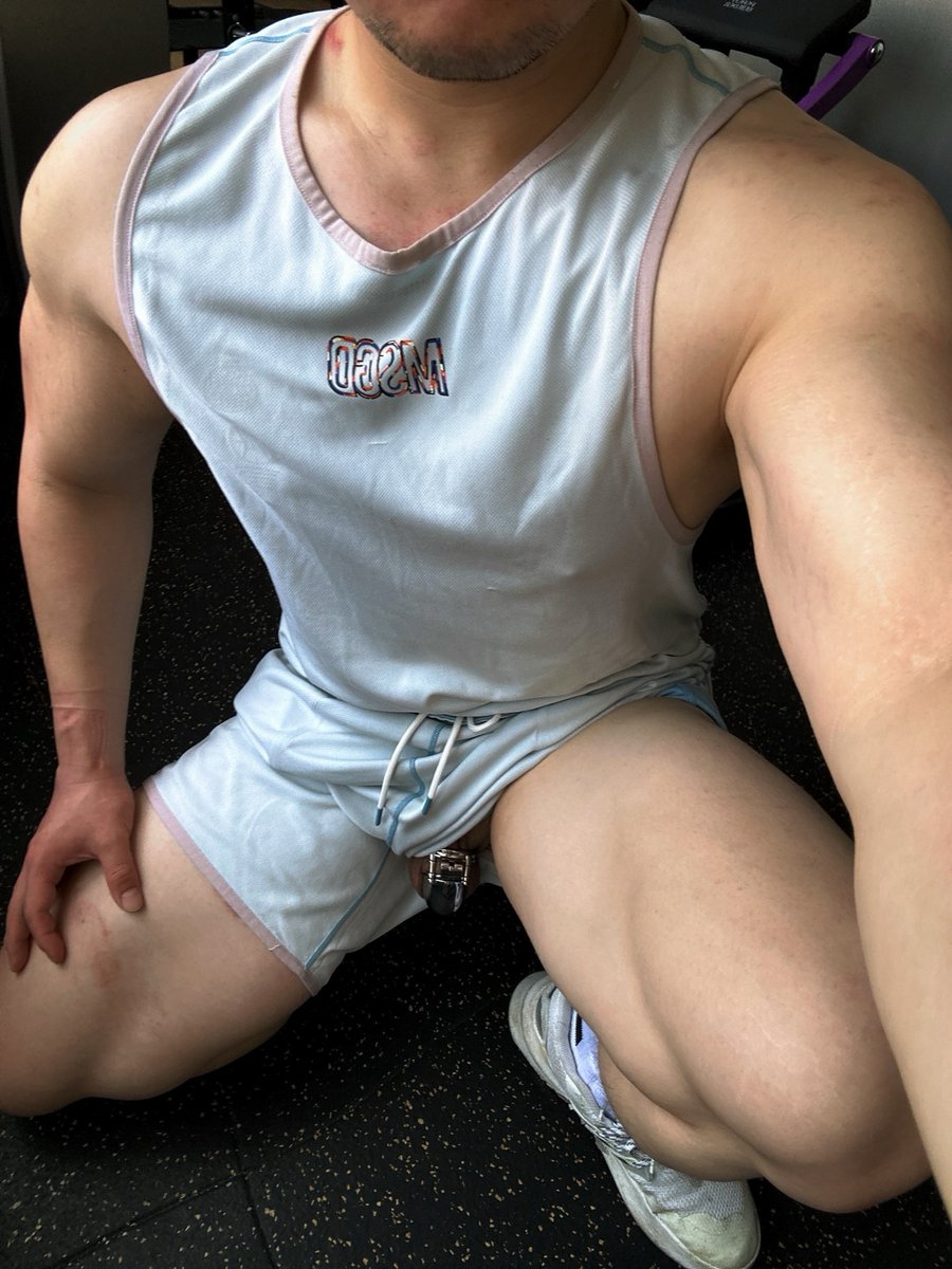 Yudom123's tweet photo. 没有自主射精权，男性象征的生殖器由主人控制，长期戴锁，在禁欲的过程中，不断锻炼肌肉，无论是配种，刑讯或者长期戴锁，都应该由主人决定，无条件的服从主人，从而成长为一个合格的肌畜，这才是我对 Sub 的想法。 https://t.co/b2eVk2JqXA