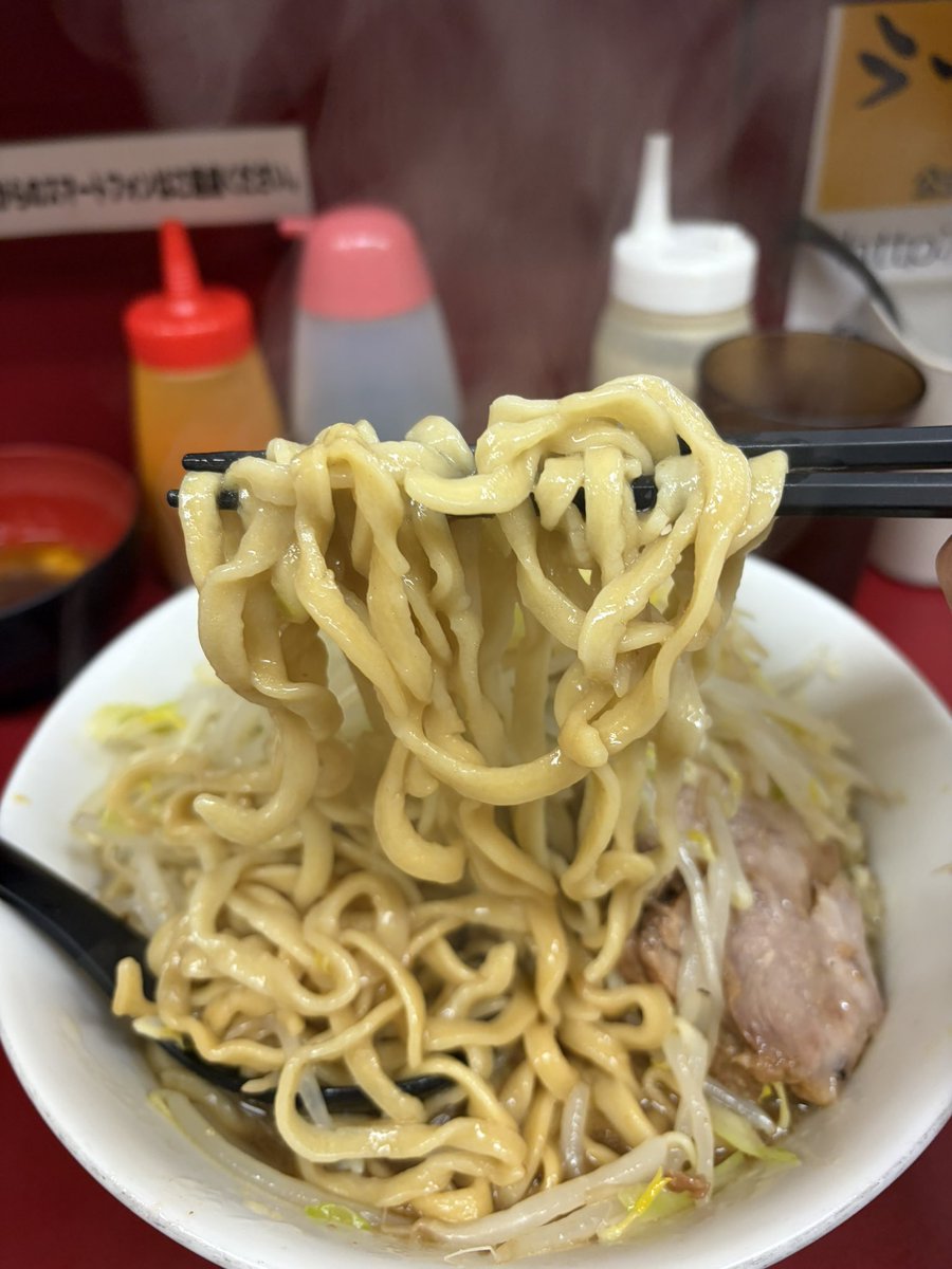 tokyo_0811's tweet photo. R8-3 ラーメン二郎 相模大野店
小ラーメン
ニンニク・アブラ
すき卵 https://t.co/H3JcLzO1Q0