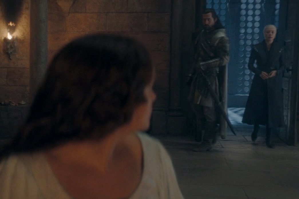 thinkercooke's tweet photo. alicent fixing her hair when rhaenyra comes into her bed chambers 😭 https://t.co/ZXvU0bR9Eh