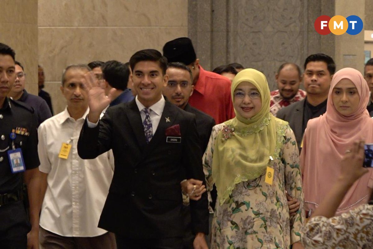 fmtoday's tweet photo. #FMTLens Muar MP Syed Saddiq Syed Abdul Rahman waves at cameras as he makes his way to the courtroom at Federal Court.

📷: Hizami Safri https://t.co/S4V0Q2V6yk