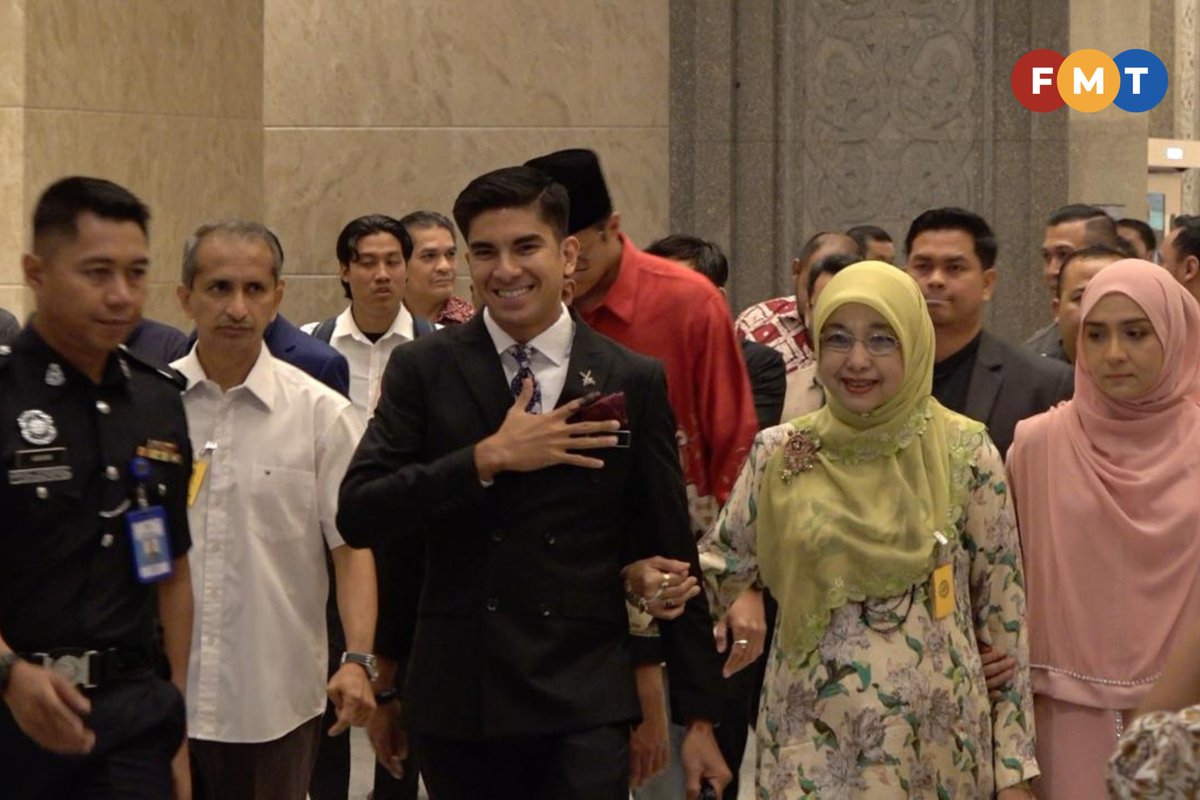 fmtoday's tweet photo. #FMTLens Muar MP Syed Saddiq Syed Abdul Rahman waves at cameras as he makes his way to the courtroom at Federal Court.

📷: Hizami Safri https://t.co/S4V0Q2V6yk