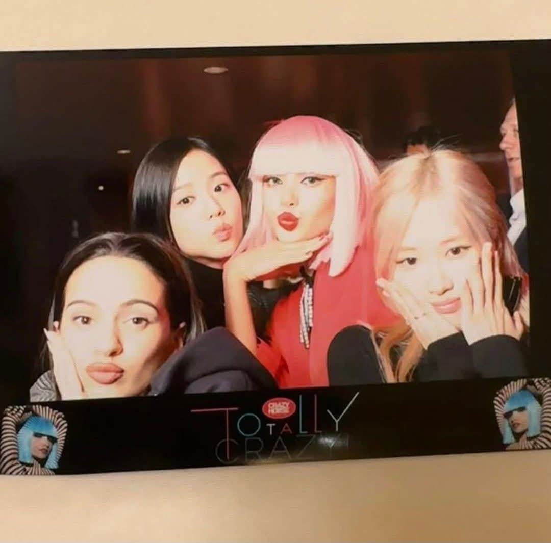 im_PatriciaXD's tweet photo. ¡JISOO, ROSÉ y Rosalía apoyan a LISA en Crazy Horse Paris! https://t.co/ADp3srd0OD