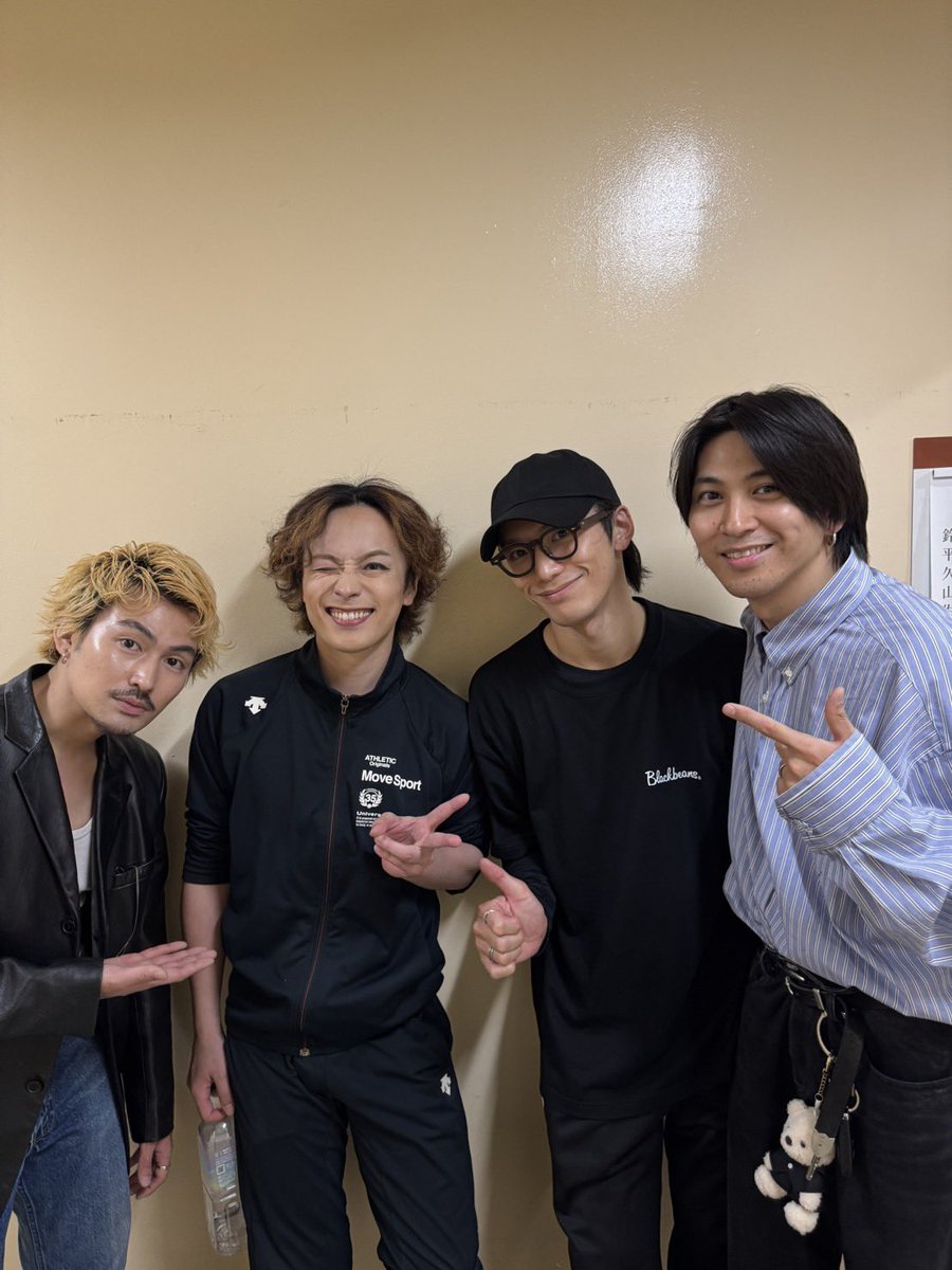 Shogo_Suzuki_'s tweet photo. かわいいのが2人観にきてくれました。
井澤さんと松田凌。
りょーは初モリミュ。

有り難いね。

残りの公演も頑張ります。

thanks

#モリミュ https://t.co/YbA9UsWx30