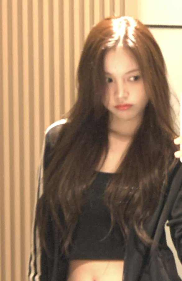 fawnyuha's tweet photo. her visual is flawless even in low quality selfies https://t.co/VrvipKmdCt