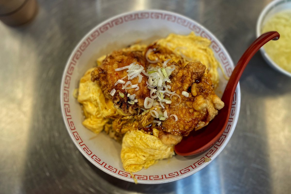chahanista's tweet photo. 住所 : 大阪市浪速区
屋号 : 饉卜餫（キントウン 難波店）
品名 : 鶏唐油淋鶏オム炒飯

こちらラーメン鉢での提供でした。 https://t.co/TwnHZvWxUV