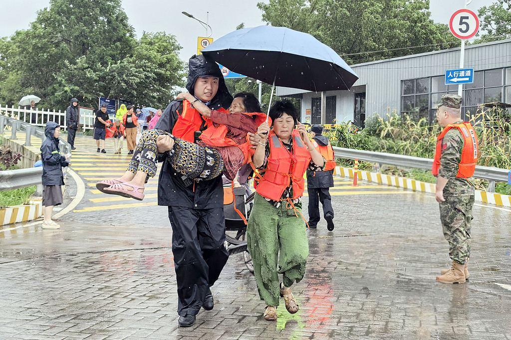 ChinaDaily's tweet photo. Chinese authorities have intensified flood control and disaster relief efforts as #TyphoonBavi continued to affect large parts of the country on Sunday. As the typhoon moved inland after making landfall twice on the eastern coast, many areas experienced record-breaking rainfall, destructive winds and disruption in transportation, prompting the precautionary relocation of millions of people. https://t.co/cw9MUmHsdr