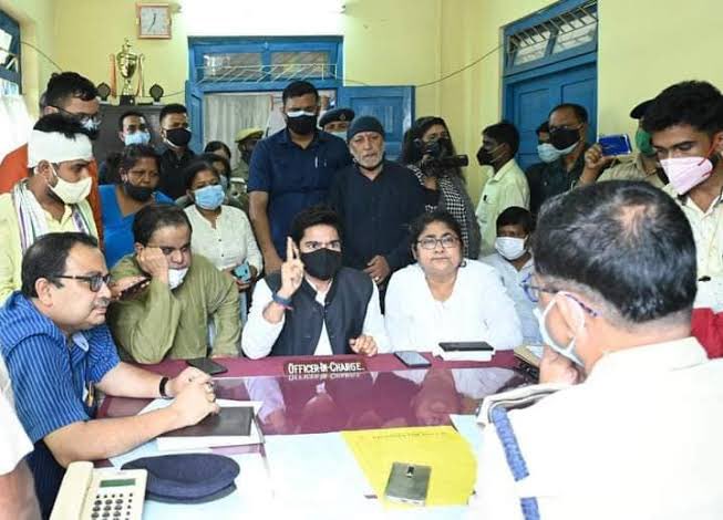 abarTMC's tweet photo. Aah look how a gaddar is justifying himself. The party, Didi and AB gave him so much, still he betrayed. 

And now giving lecture justifying his gaddari. 

TMCP VP, TMC spokesperson and so much more responsibility, trust was bestowed on him. But he sold his spine.

See the below images, Didi and AB stood by you like rock, when you were attacked by BJP goons, now you are licking the same party’s boots and justifying. 

Wah re Gaddar! Jah giye ebar Balishchat
