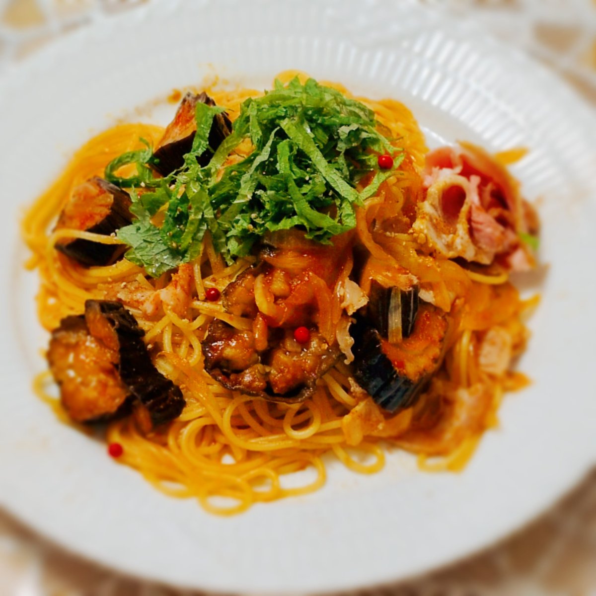 hashi_sh's tweet photo. Tomato Sauce Spaghetti w/Eggplant.
休日のブランチ♪
オーブンで焼いたナスが残ってたので「トロトロナスのトマトソースパスタ」に変換!
社交ダンスのお友達から青じそを頂いたので贅沢に使いました
(写ってないですが、「追い青じそ」モリモリでw)
#おうちごはん #JapaneseBasil #Eggplant https://t.co/glqlw8trMR