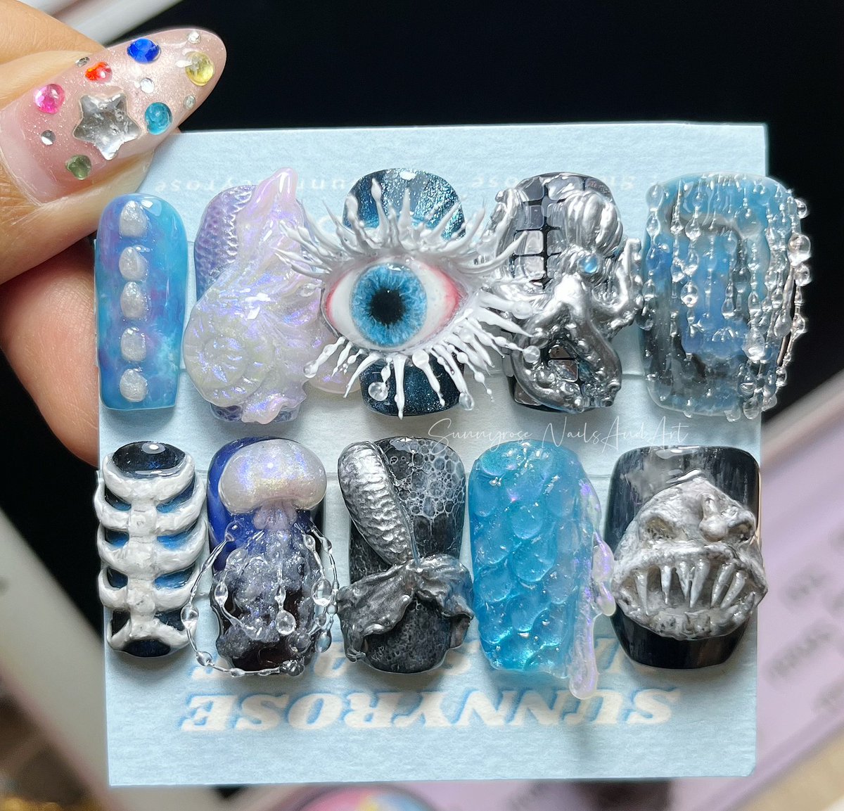 Sunnytopiaa's tweet photo. ✨So watch me hypnotize you with my eyes
Make you fantasize 'bout me tonight✨
.
(ปิดรับออเดอร์วันพุธนะะ)
#ตลาดนัดxg
#nailsdesign #nail #nailart #nails
#เล็บปลอมสำเร็จรูป #เล็บปลอม #ตลาดนัดเล็บปลอม #เล็บปลอมไปคอนฯ #ตุ๊กตาติดเล็บ
#XG_WorldTour_THECORE_BANGKOK
#XG_WorldTour_THECORE https://t.co/zJo65assGK