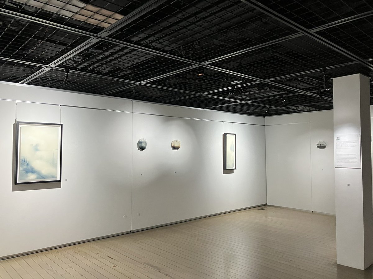 ___Jonism_____'s tweet photo. 横浜赤レンガ倉庫へ、ティボー・シャテニエ氏の展示を観に。光の屈折を巧に可視化した彼の作品は、日本で三度目の展示にもかかわらずどんどん進化しているように見える。ガラスへのUVプリントは彼なりの挑戦なのか、今後への布石なのか。次回作を観られるのはいつになるのか…とても楽しみ。 https://t.co/j9rkczs8gR